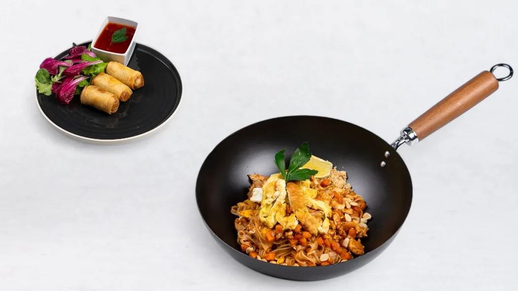 Pad Thai s piščancem in zelenjavni spomladanski zavitek s čilijevo omako (1 kos)