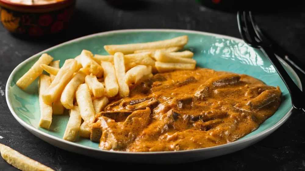 Beefstroganoff with mushrooms, beef and garnish