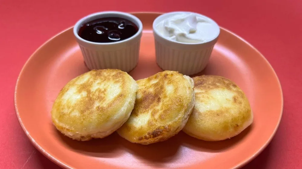 Cottage pancakes with sour cream and jam