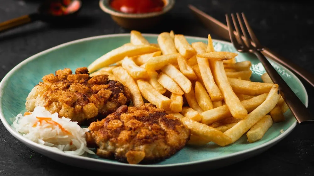 Pozharski cutlet with garnish