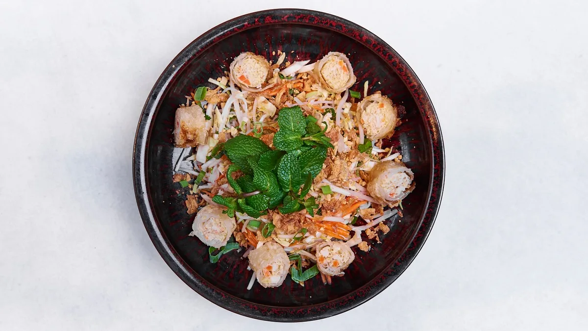 Spring Time Bowl mit Frühlingsrollen