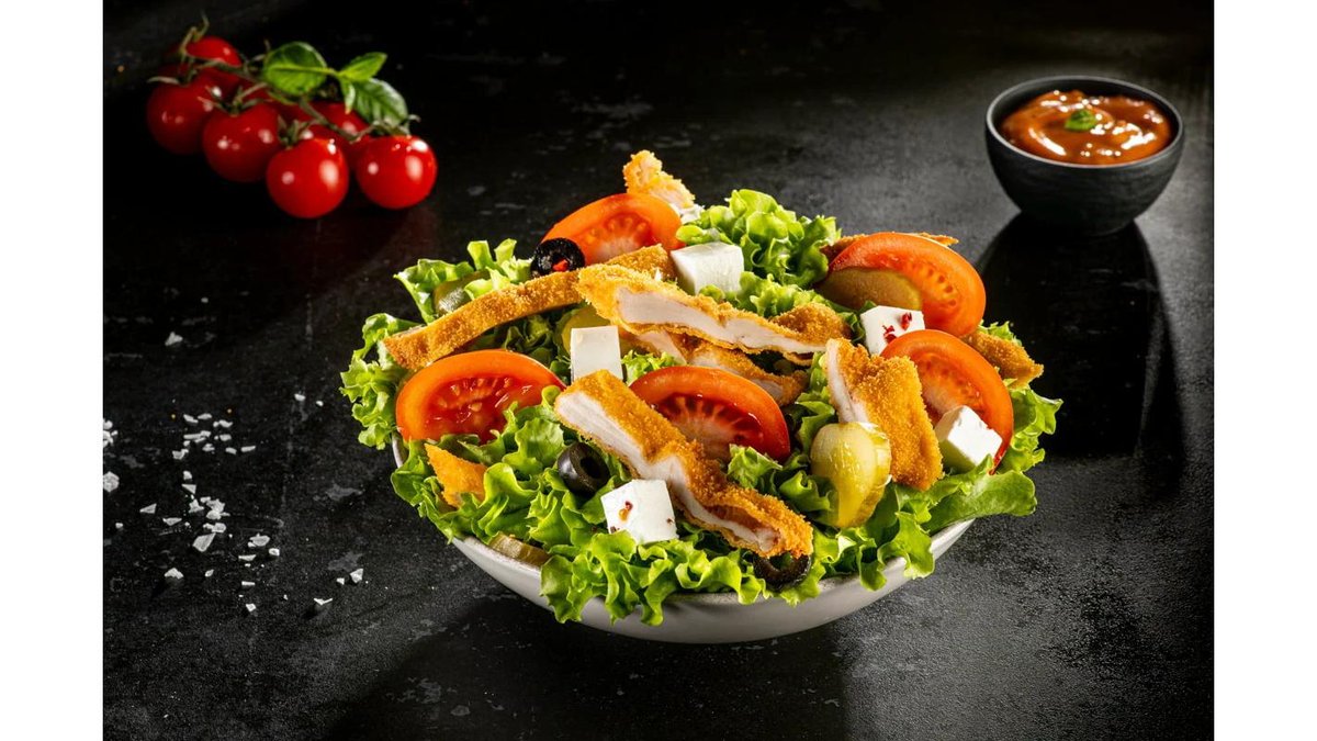 Salată cu șnițel de pui
