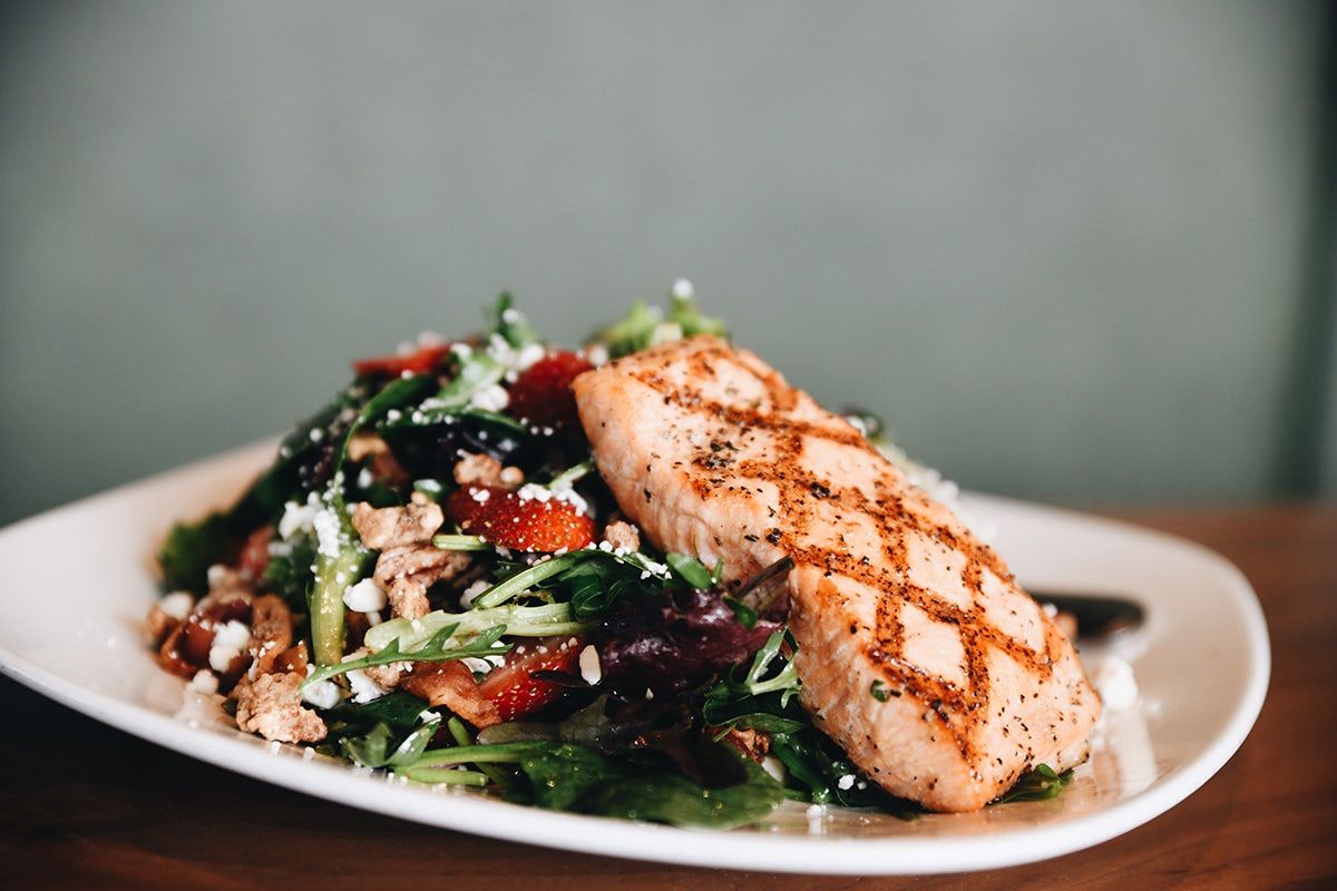 Grilled Salmon Spinach Salad
