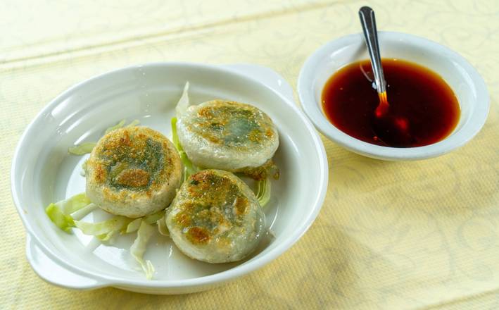 Pan Fried Chive and Shrimp Dumpling (香煎韭菜粿)