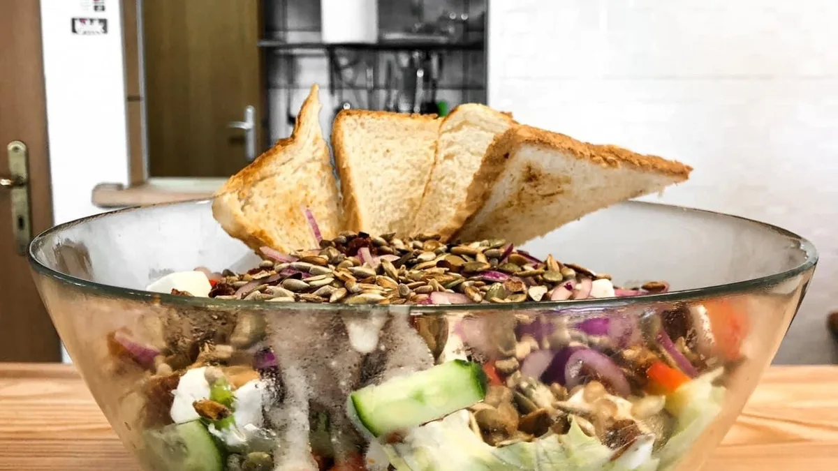 Sałatka jak u Mamy z serem feta i tostami