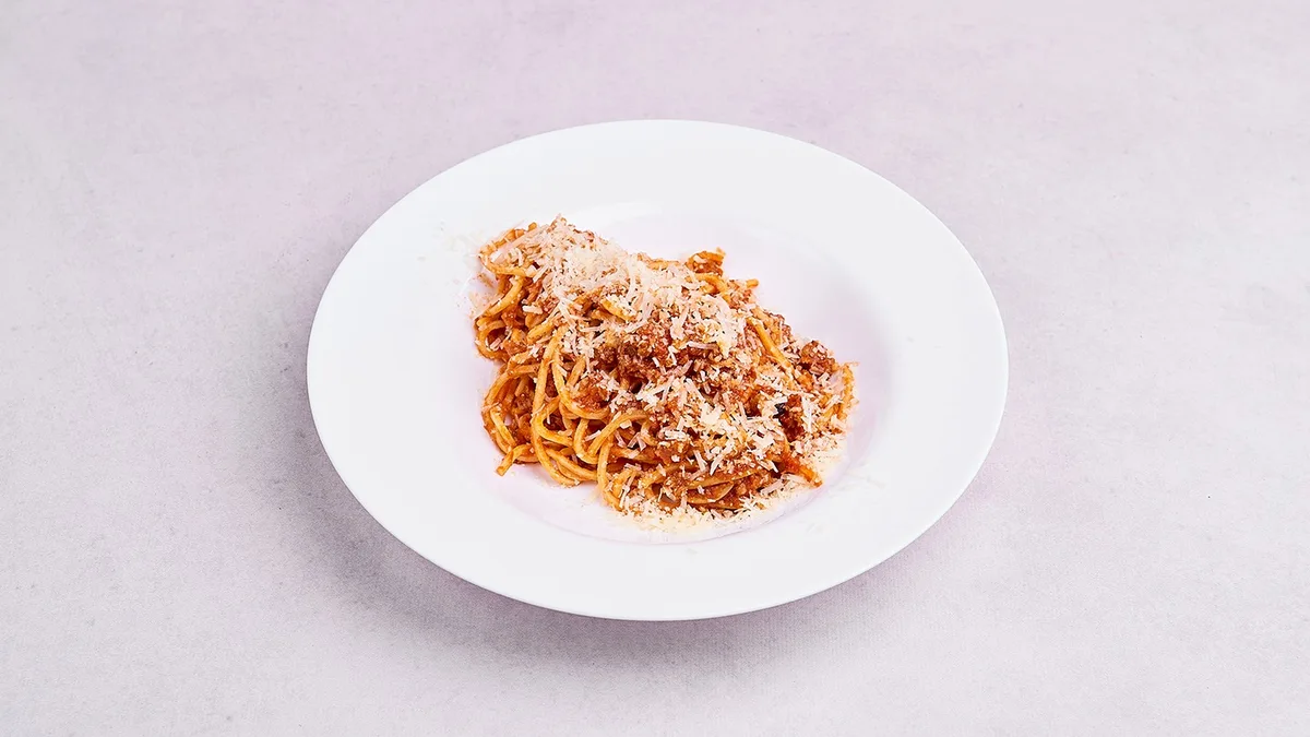 Spaghetti bolognese z parmezanem