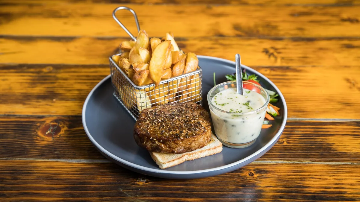 Bélszín java (250g) borsmártással, steakburgonyával