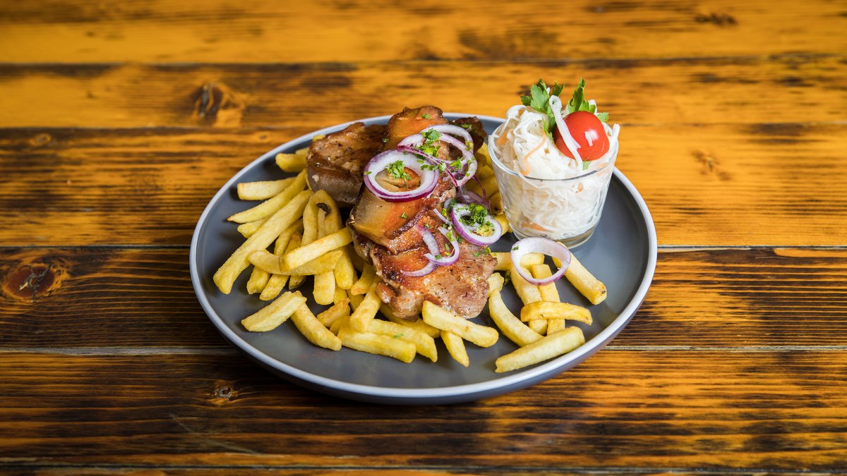 Fokhagymás sous vide pácolt tarja roston, füstölt tokaszalonnával