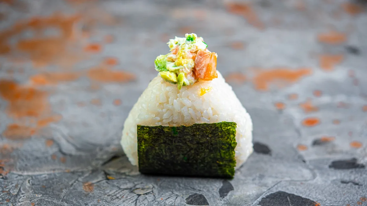Onigiri lõhe tartar