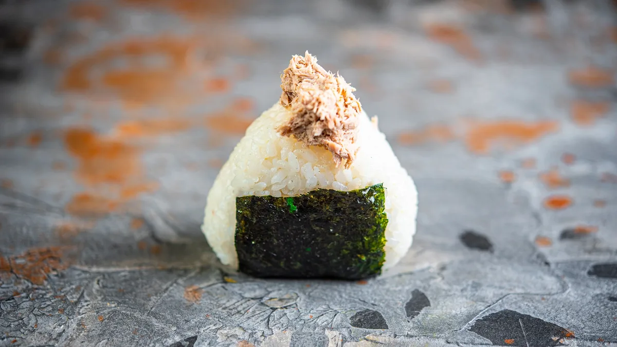 Onigiri tuunikala majoneesi