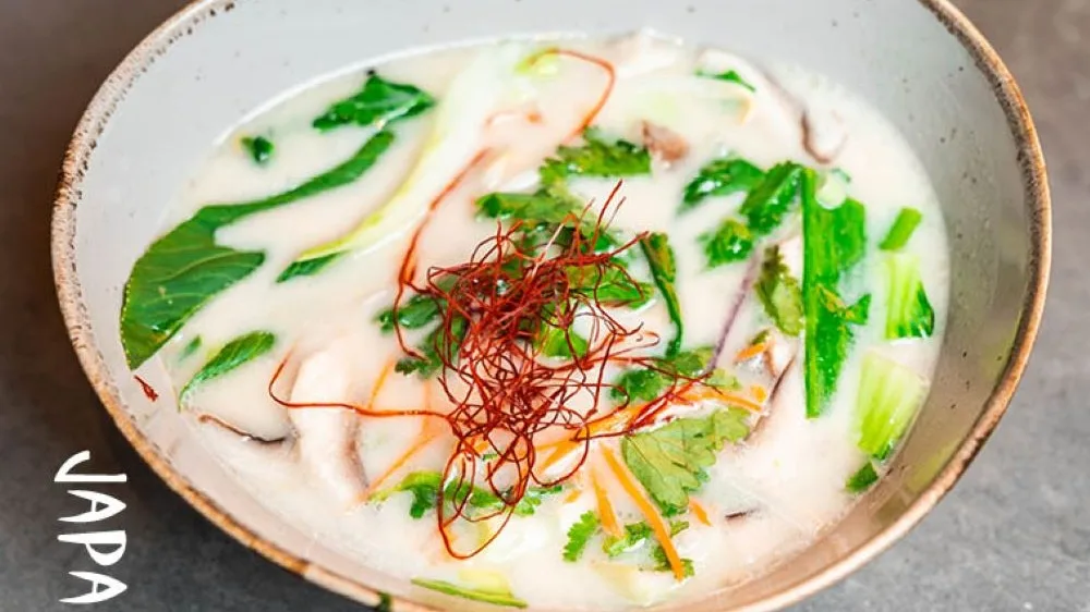 Tom Kha leves csészében