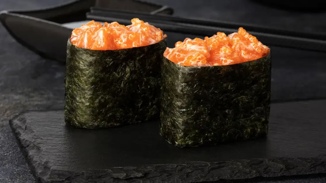 Gunkan z łososiem i spicy mayo