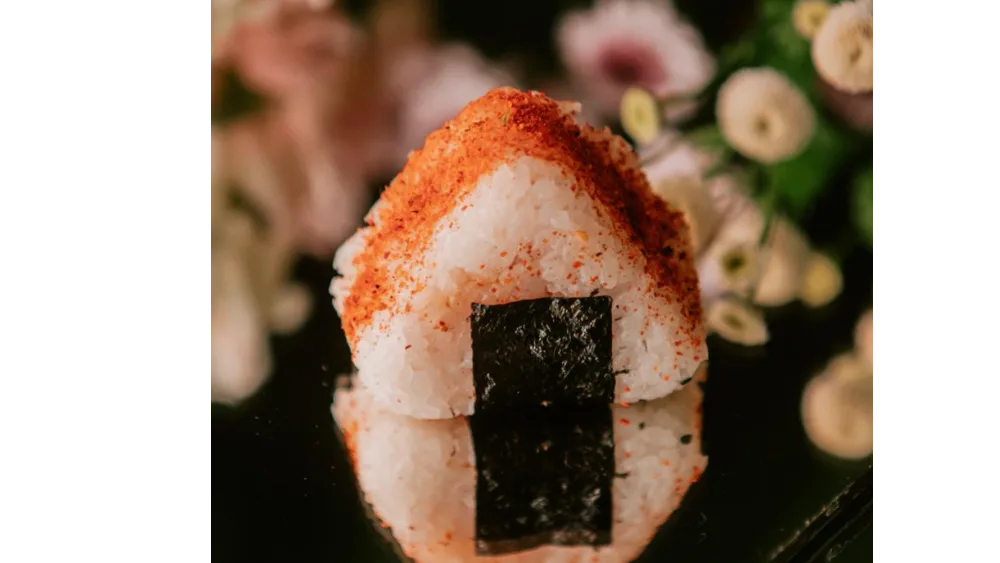 Onigiri tatar z łososia