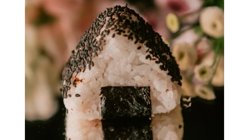 Onigiri z Pieczonym Łososiem