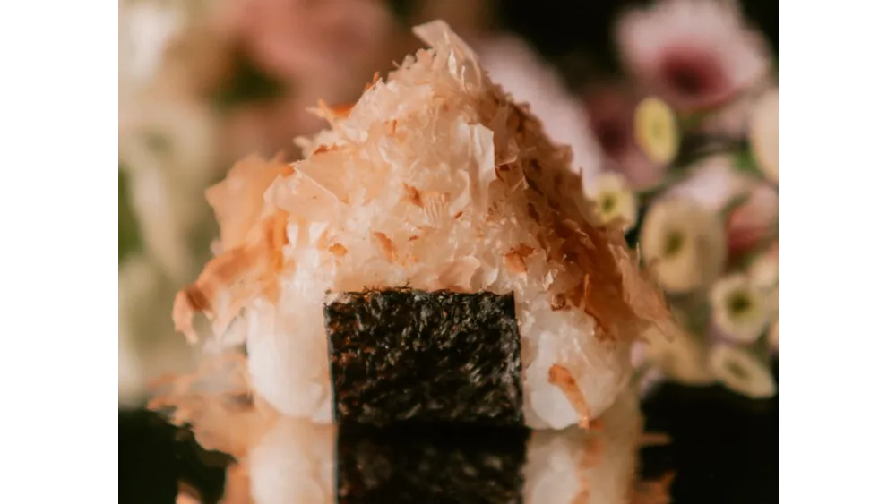 Onigiri z wędzonym łososiem