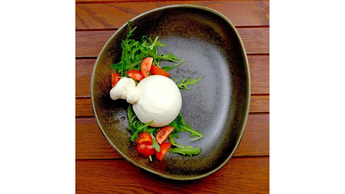 burrata cu rucola și roșii cherry