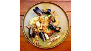 Grătar cu fructe de mare cu sos iute