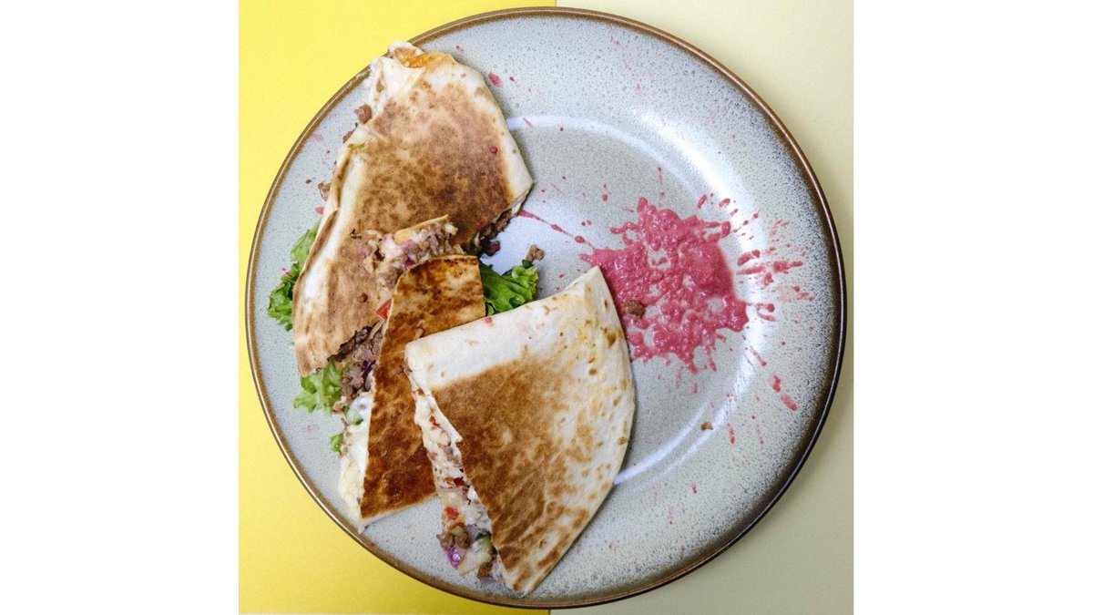 quesadilla cu vită, mozzarella și maioneză picantă