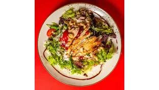 salată cu skirt de vită și sos gorgonzola