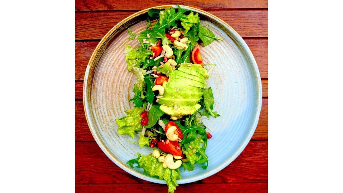 salată vegană cu avocado