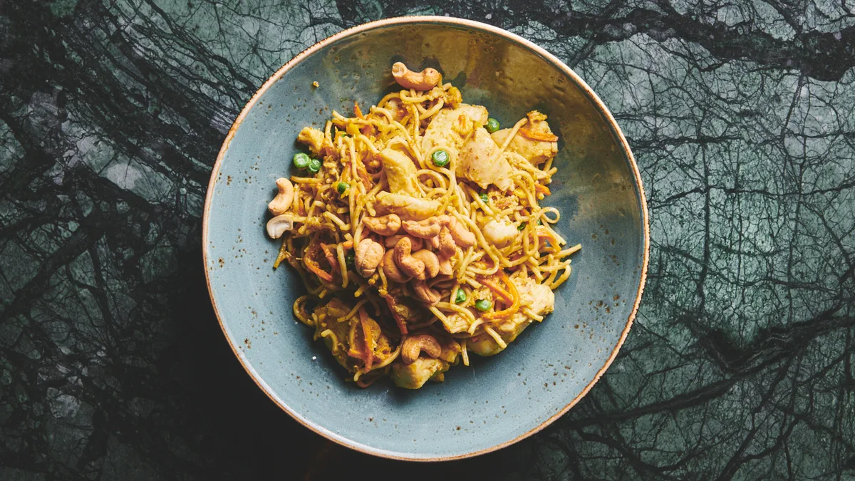 16C Stegte ægnudler med gul karry 🌶️