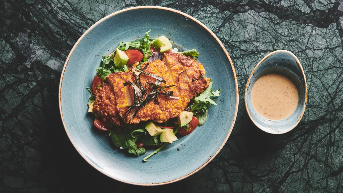 46. Frisk salat med udonnudler og crispy kylling