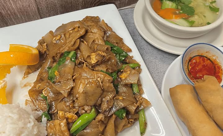 D. Pad See Ew (Dinner Combination)