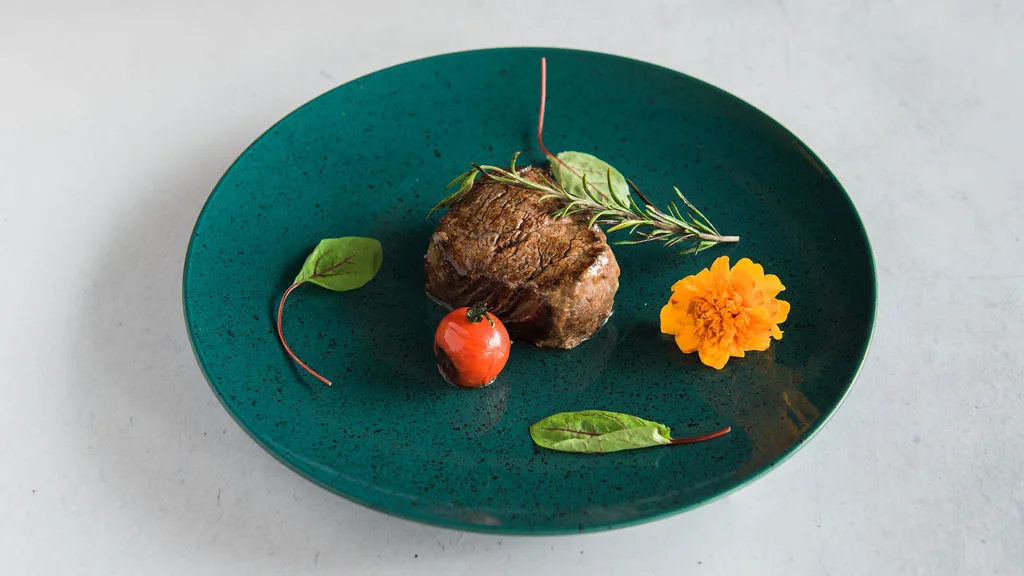 Jeans pub Steak z hovädzej sviečkovice na omáčke zo zeleého korenia