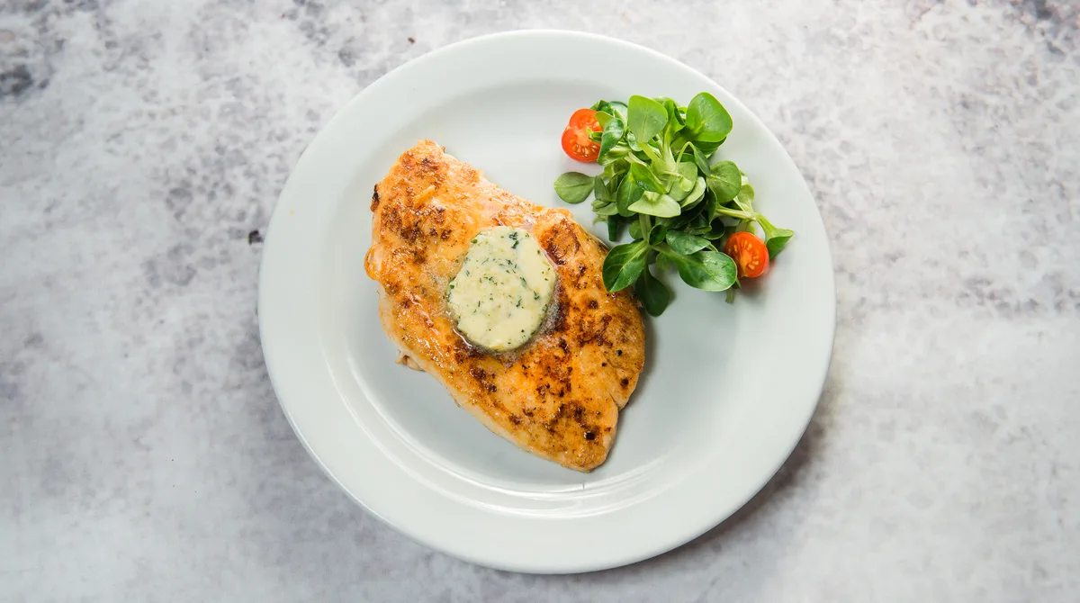Kurací steak marinovaný v chimichuri omáčke s bylinkovými baby zemiakmi