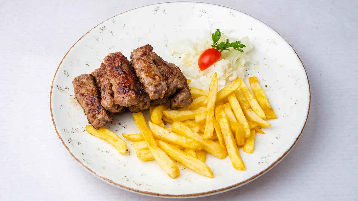 Ćevapi sa pomfritom i lepinjom