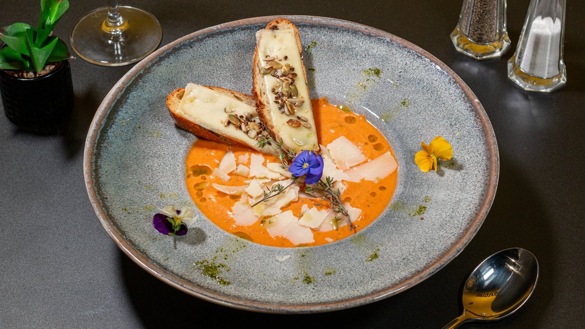 Supă cremă de roșii cu mozzarella