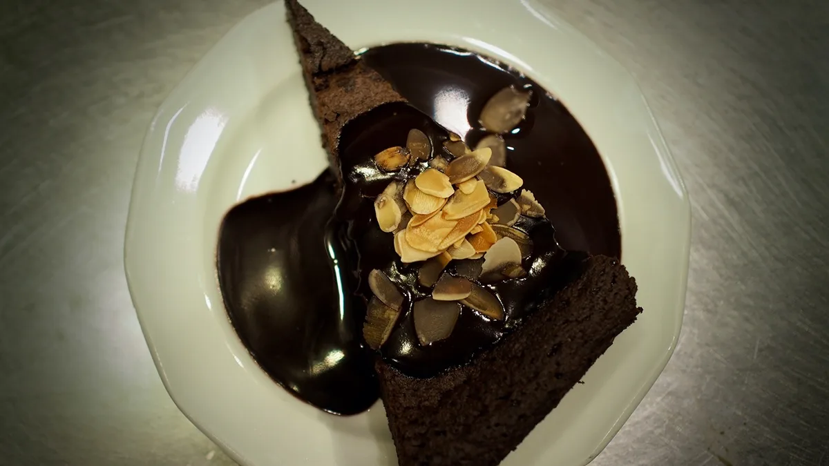 Brownie mandulával és csokoládé öntettel