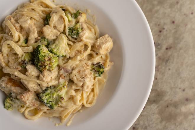CHICKEN BROCCOLI ALFREDO