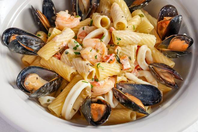 SEAFOOD PENNE ALFREDO