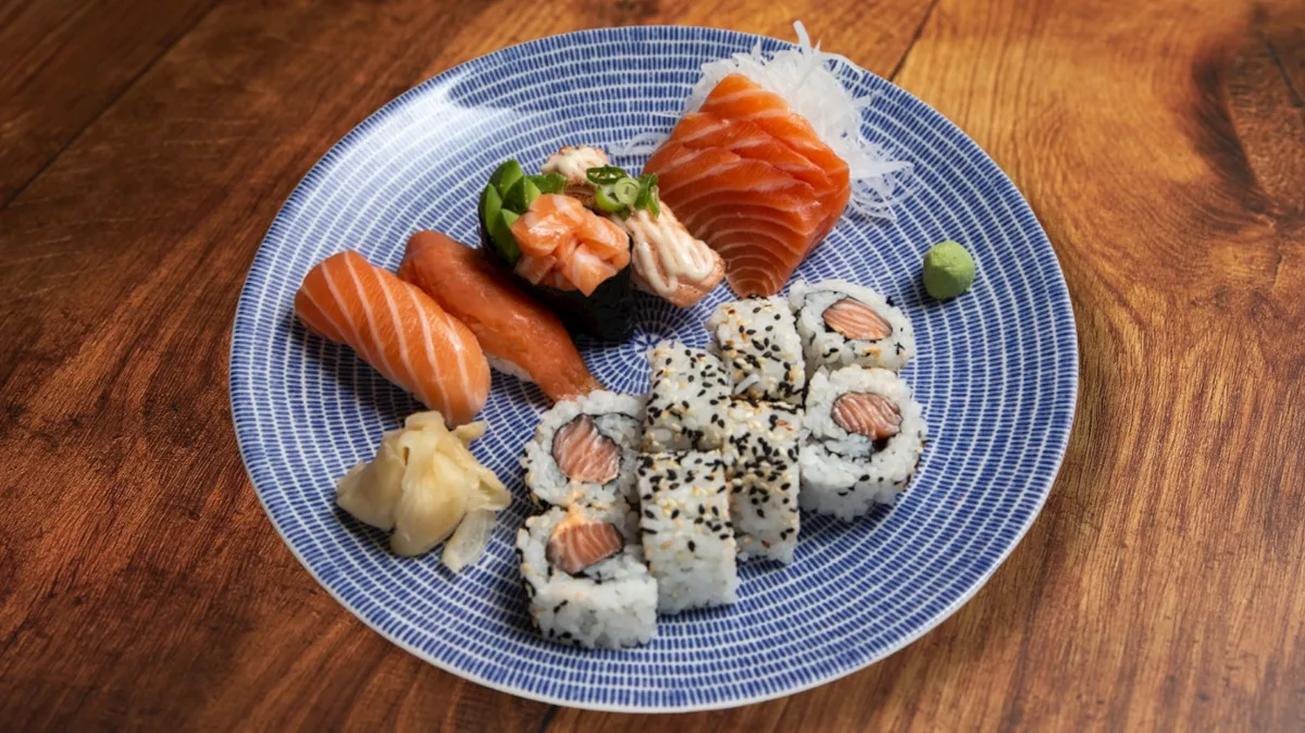 305. Shake moriawase 12 kpl + sashimi
