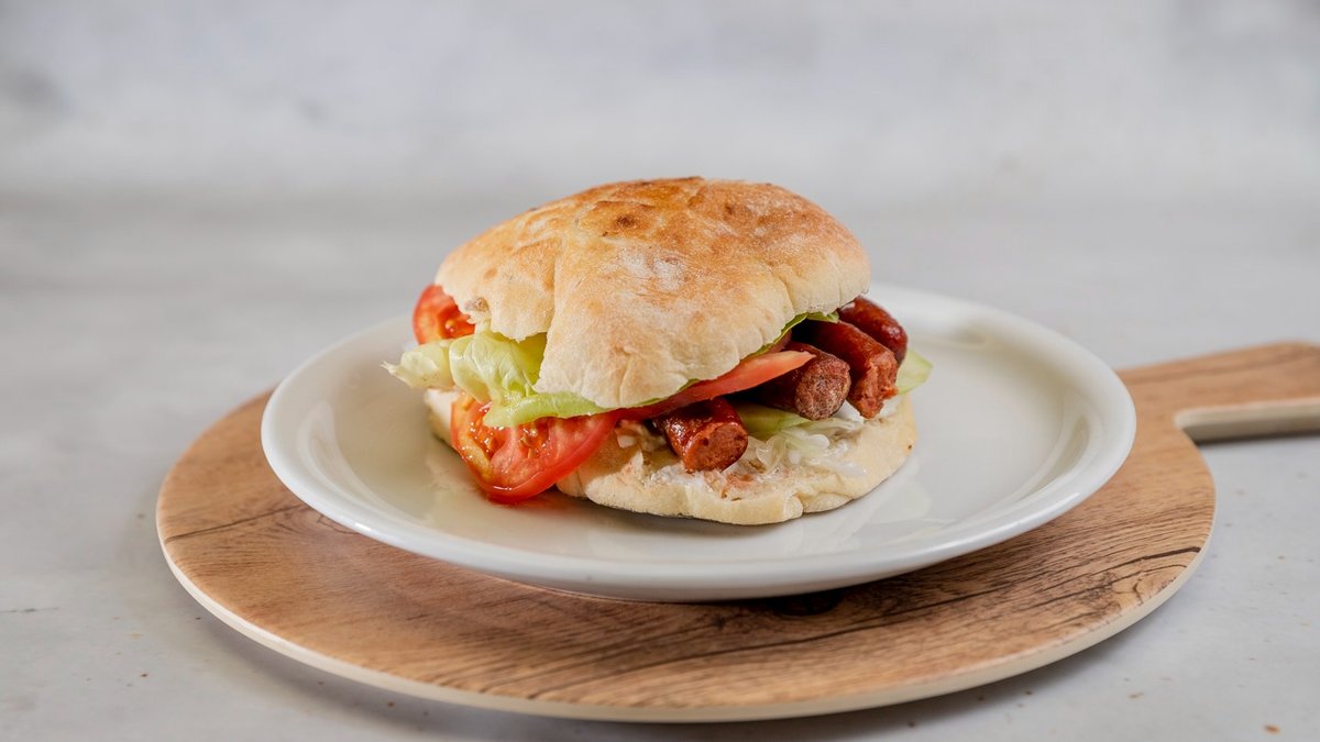Domaća kobasica u somunu 200g