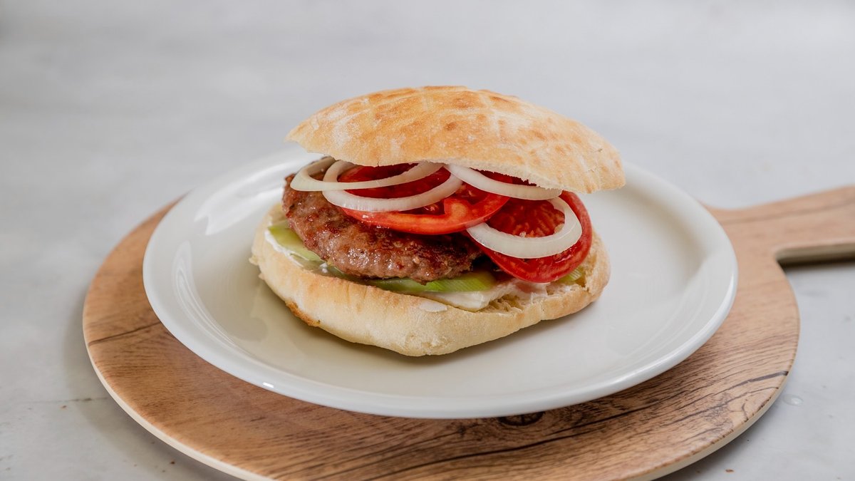 Pirotska pljeskavica u somunu 200g