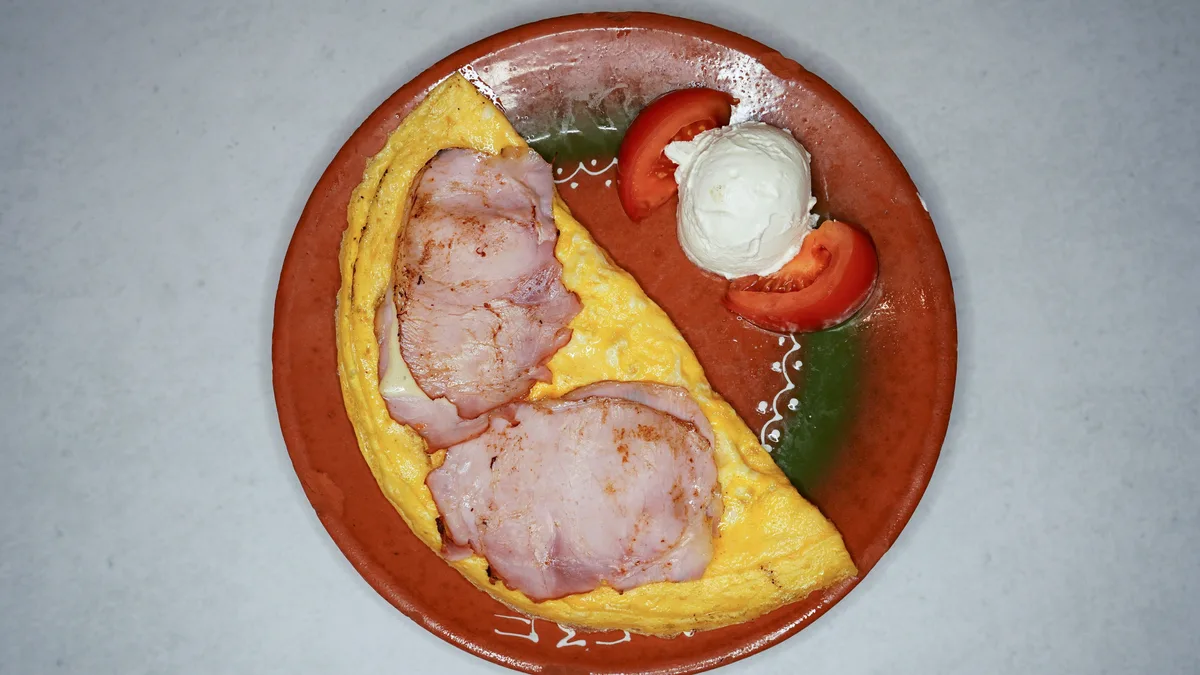 Omlet sa pečenicom
