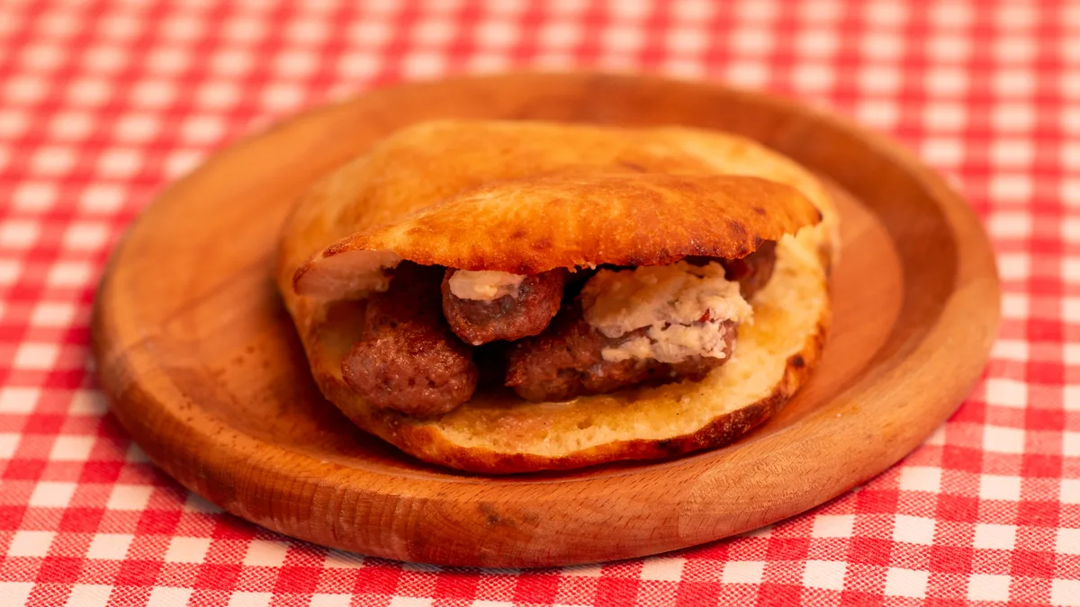 Ćevapi sa kajmakom