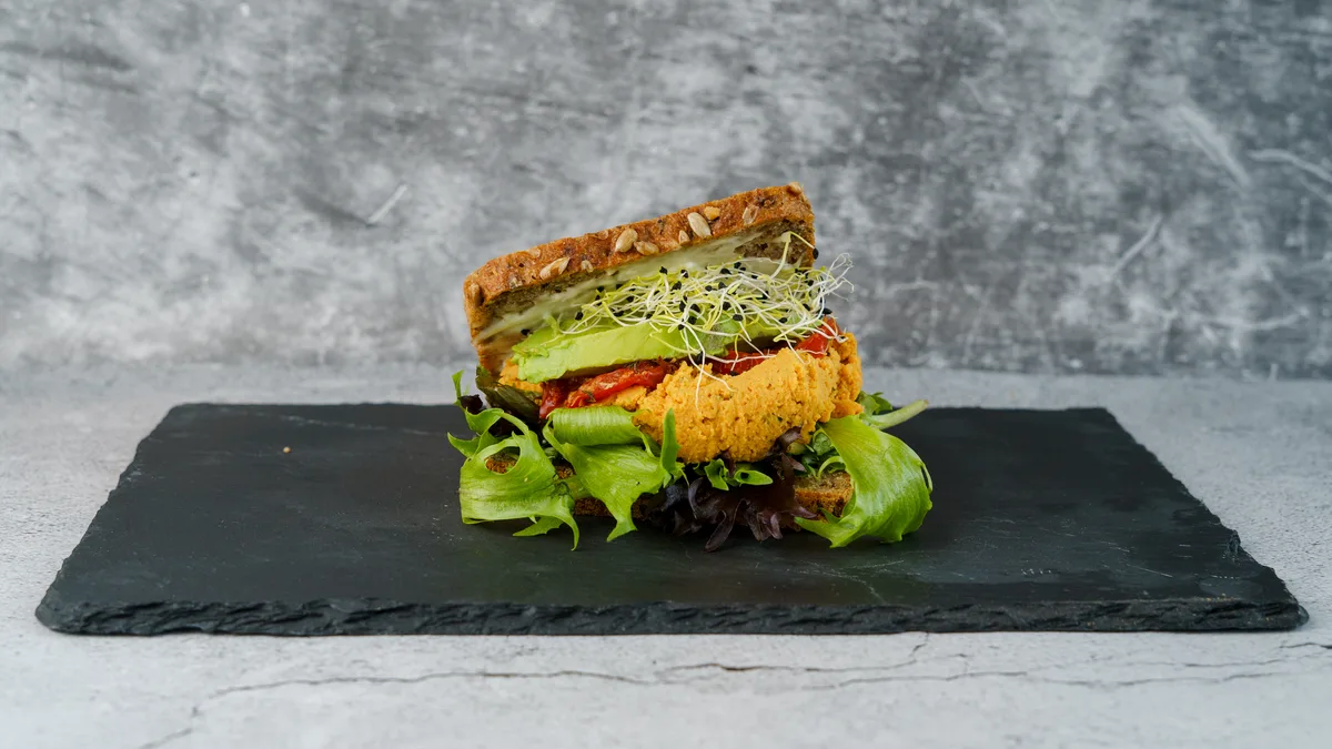 Hummus rugbrøds-sandwich