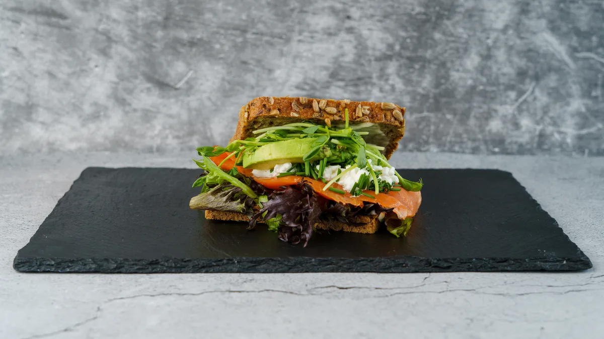 Lakse rugbrøds-sandwich