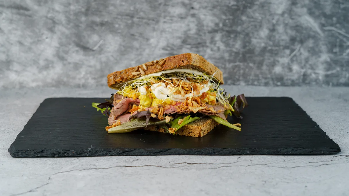 Roastbeef rugbrøds-sandwich