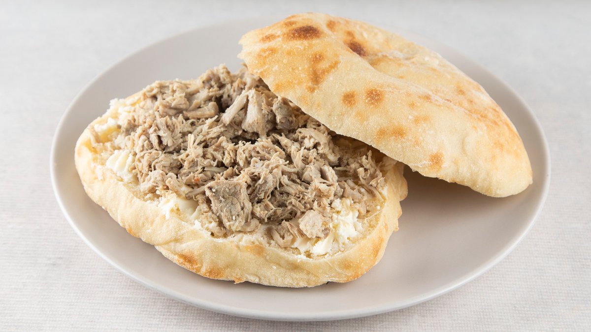 Cepkana prasetina u lepinji sa kajmakom