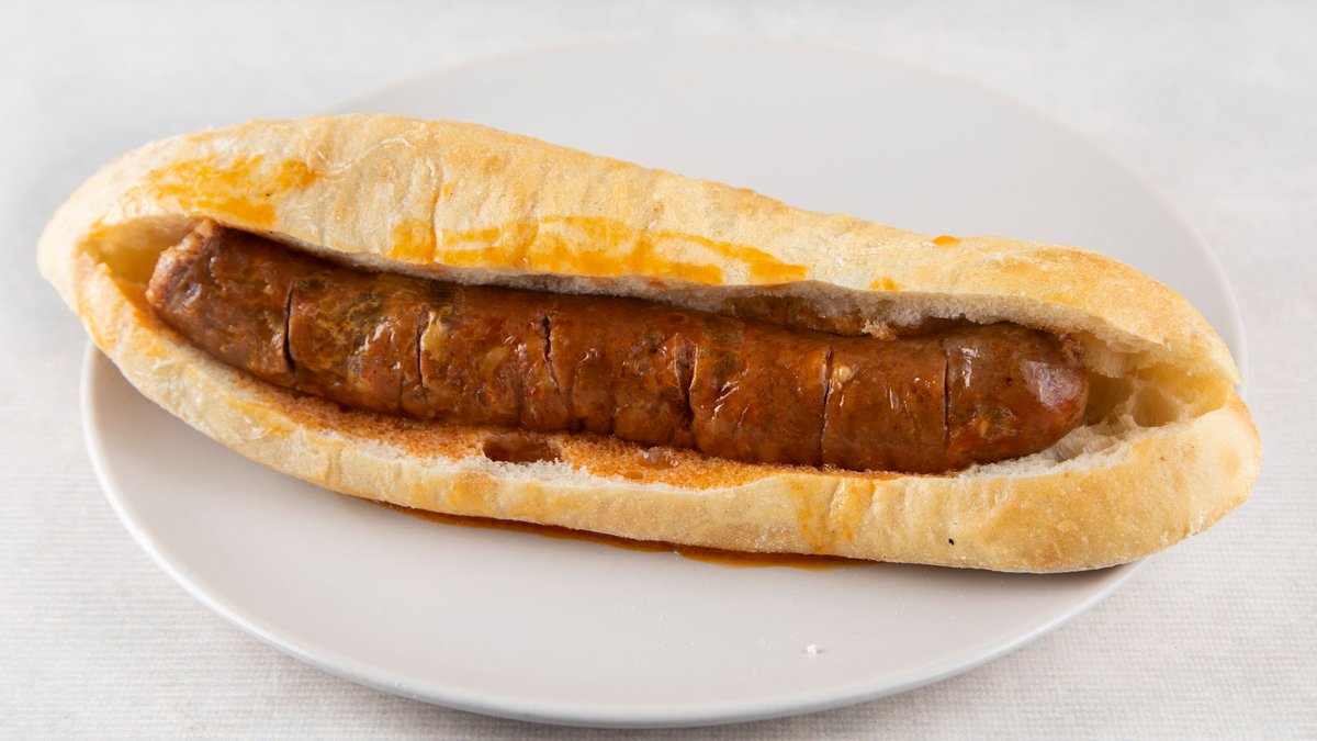 Domaća kobasica punjena kackavaljem u somunu