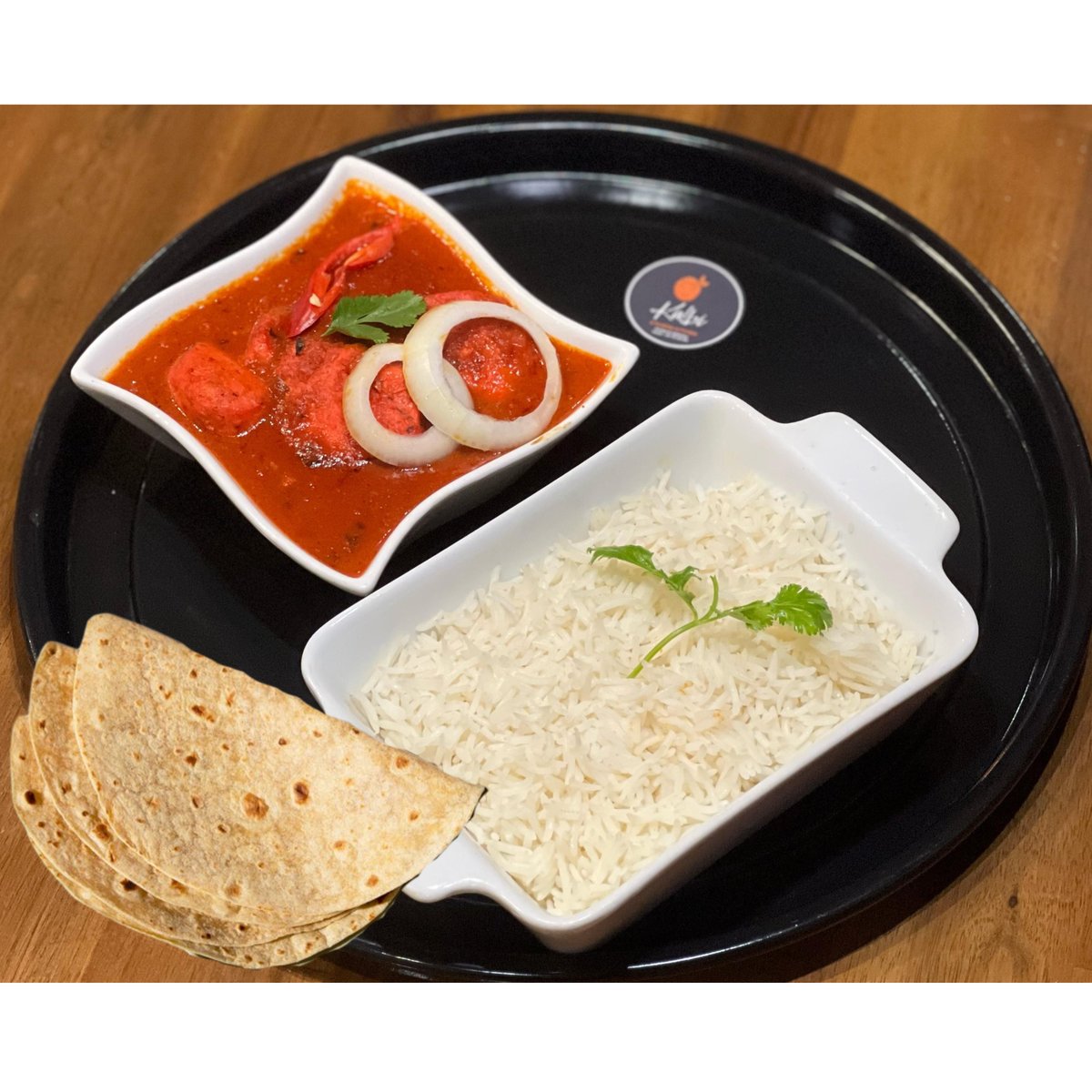 Pondelok M3 FIT: Indický Wok Kuracia alebo Zemiaky Karfiol, Paprika Ryža Bowl.