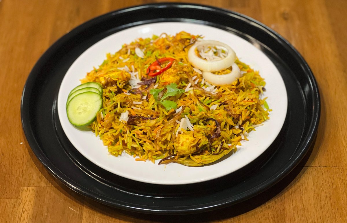 T3 Špeciálne Indické: Hyderabadi Biryani s kuracía alebo Kreveti, uhorka  raita