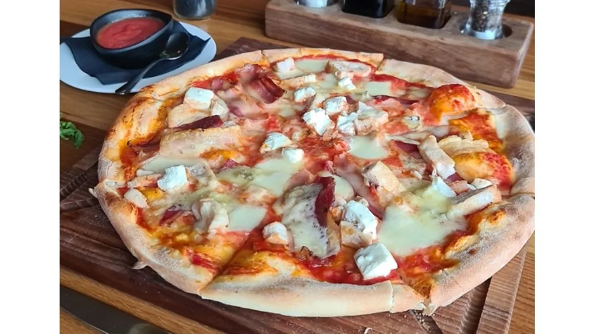 Cheese and chicken pizza