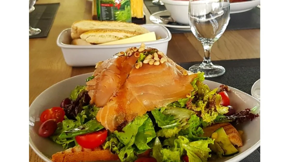 Dimljeni losos salata