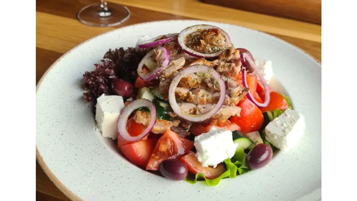Grčka salata sa giros piletinom