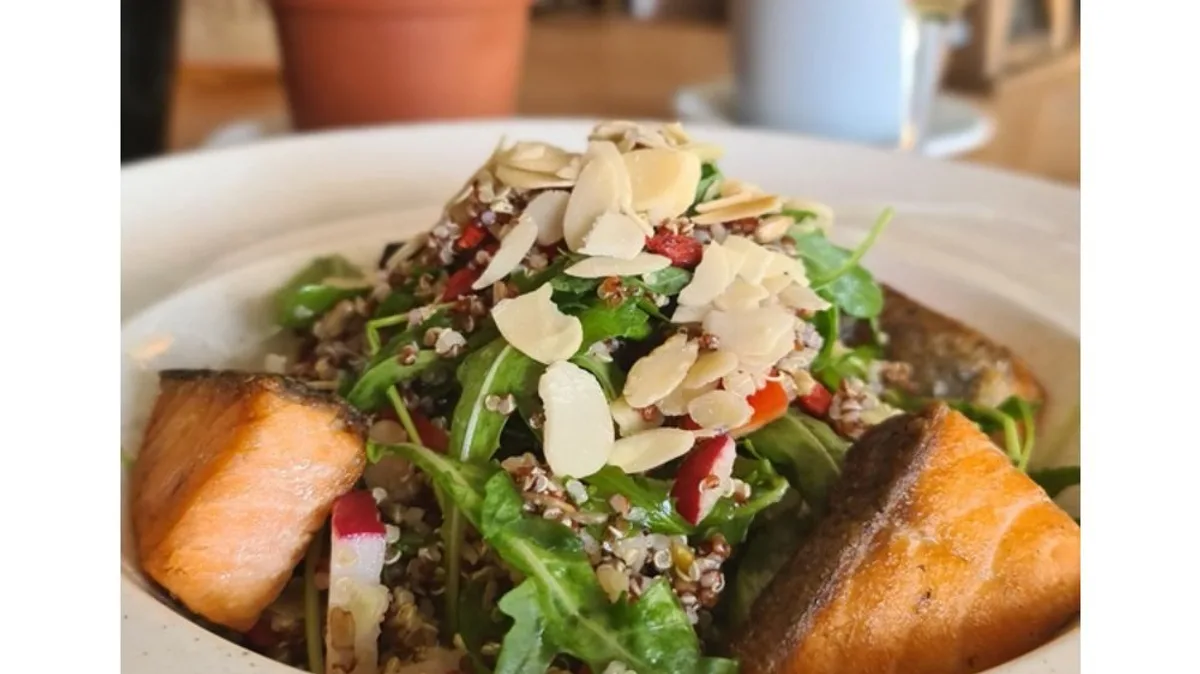 Kinoa salata sa lososom